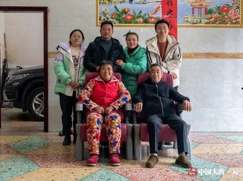 找个老伴儿回村过年